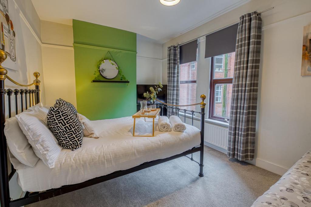 Charming Home, Beside The Serene Ormeau Park Belfast