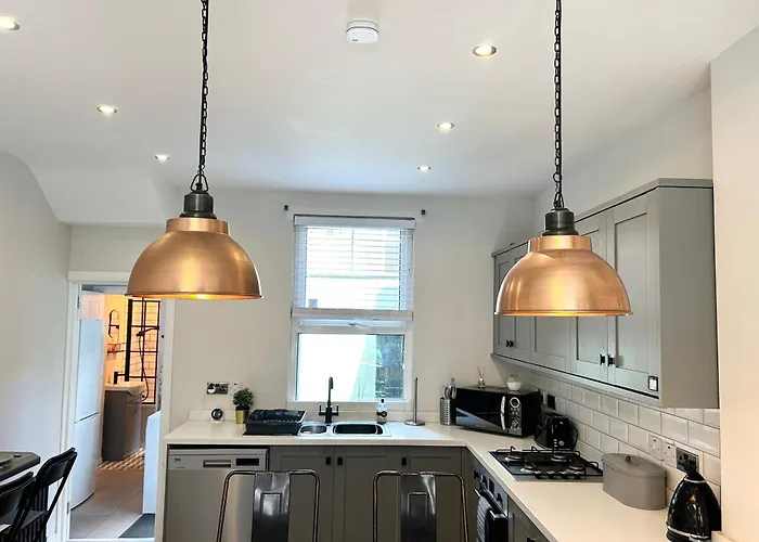 Charming City Home, Beside The Serene Ormeau Park