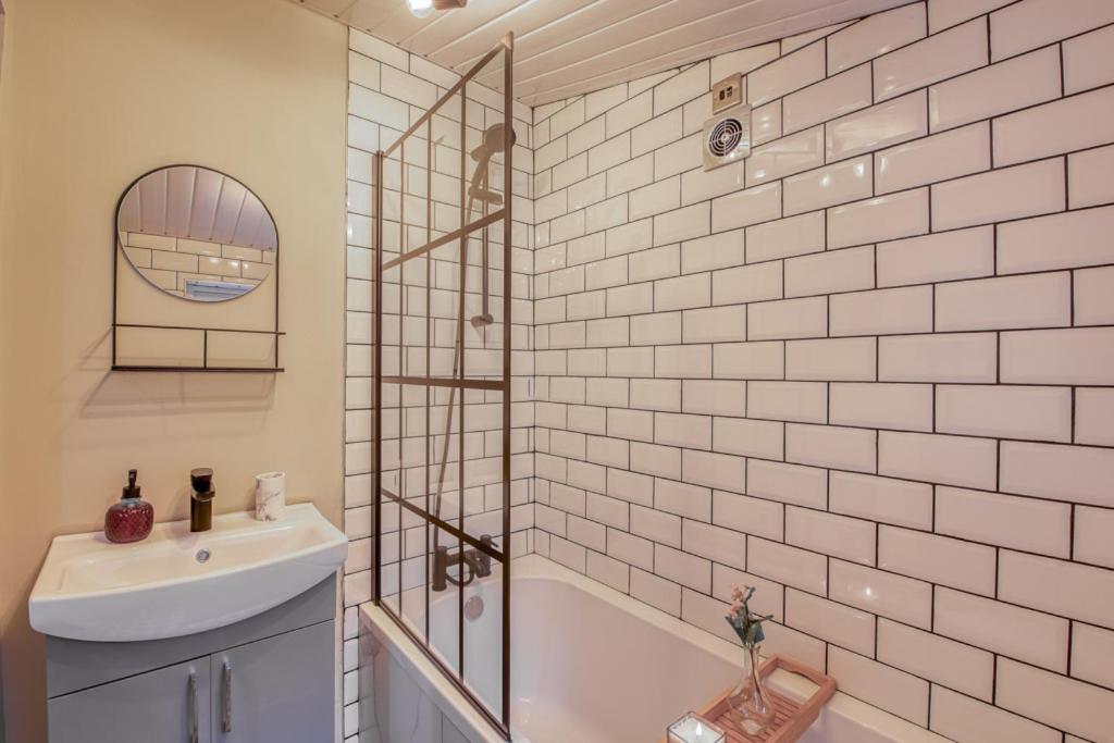 Vakantiehuis Charming Home, Beside The Serene Ormeau Park *