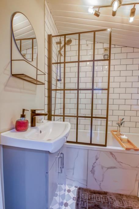 Charming Home, Beside The Serene Ormeau Park Vakantiehuis